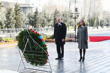Prezident İlham Əliyev və birinci xanım Mehriban Əliyeva Xocalı soyqırımı abidəsini ziyarət ediblər