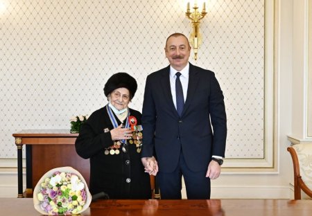 Prezident İlham Əliyev Fatma Səttarovaya “İstiqlal” ordenini təqdim edib
