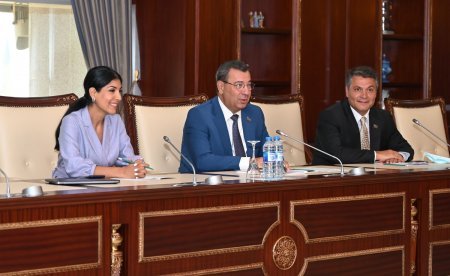 Milli Məclisdə xarici KİV nümayəndələri ilə görüş keçirilib