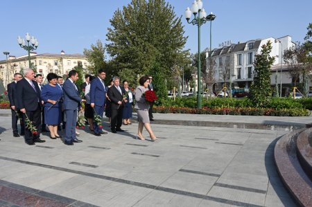 Milli Məclisin sədri Sahibə Qafarovanın başçılıq etdiyi parlament nümayəndə heyəti Daşkənddə Heydər Əliyev Meydanında olublar