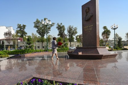 Milli Məclisin sədri Sahibə Qafarovanın başçılıq etdiyi parlament nümayəndə heyəti Daşkənddə Heydər Əliyev Meydanında olublar