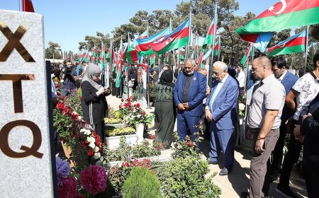 AHİK-in rəhbərliyi və kollektivi Anım Günü ilə əlaqədar Şəhidlər xiyabanını ziyarət edib