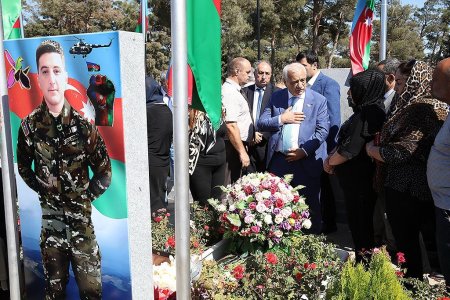 AHİK-in rəhbərliyi və kollektivi Anım Günü ilə əlaqədar Şəhidlər xiyabanını ziyarət edib