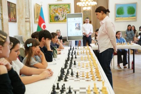 Ülviyyə Fətəliyeva eyni vaxtda 15 şahmatçıya qarşı mübarizə aparıb