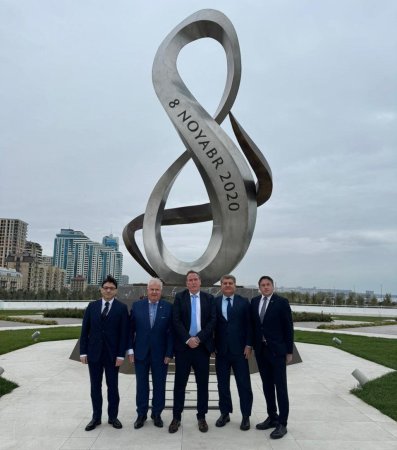 İrlandiya parlament nümayəndə heyəti Bakıda Zəfər abidəsini ziyarət edib