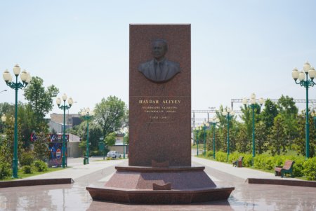 Azərbaycan nümayəndə heyəti Daşkənddə zəlzələ qurbanlarının anım günü ilə bağlı tədbirdə iştirak edib