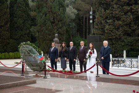 Ali təhsilin gələcəyinə həsr olunan beynəlxalq konfransın iştirakçıları Fəxri xiyabanda
