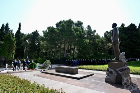 XİN-in rəhbər heyəti Fəxri və Şəhidlər xiyabanlarını ziyarət edib