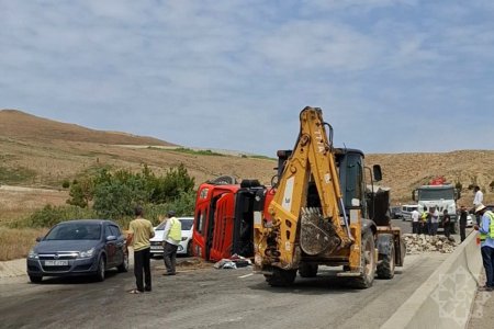 Bakı-Şamaxı-Yevlax avtomobil yolunda yük maşını aşıb: Xəsarət alan yoxdur