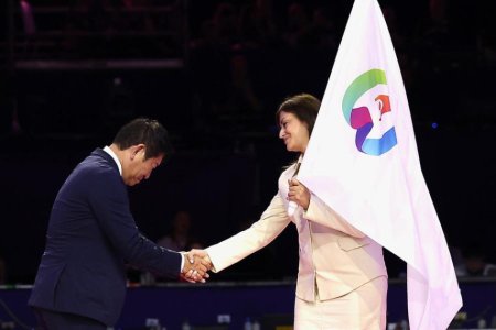 Bədii gimnastika üzrə dünya çempionatının bayrağı Azərbaycana təqdim olunub