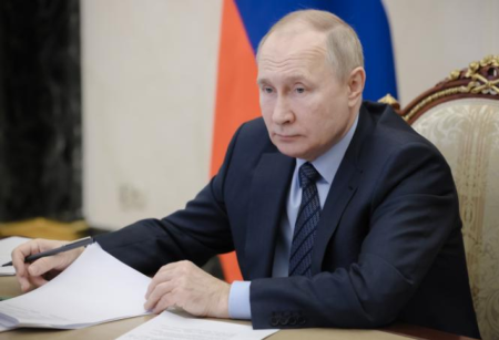 Vladimir Putin Dövlət Dumasına deputat seçkilərində onlayn səs verib