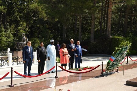Pan-Afrika Parlamentinin prezidenti Fəxri xiyabanı və Zəfər parkını ziyarət edib