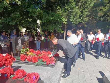 Bu gün  Qax rayonunun Şəhidlər Xiyabanında şəhid Tağızadə Bəhruzun anadan olmasının 27-ci ildönümündə xatirəsi anılıb