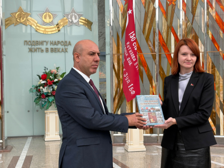 Azərbaycan qəhrəmanlarından bəhs edən kitab Belarus muzeyinə təqdim olunub