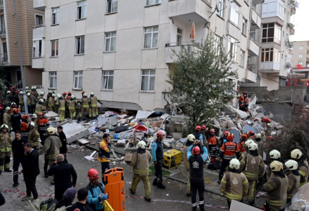 İstanbulda çökən binanın dağıntıları altından 1 nəfərin meyiti tapılıb, 3 nəfərin axtarışları davam edir