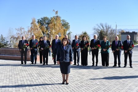 Azərbaycan parlament nümayəndə heyəti Bişkekdə “Ata-Beyit” Memorial Kompleksini və Çingiz Aytmatovun ev-muzeyini ziyarət edib